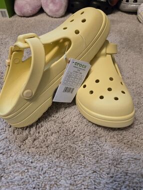 NWT. CROCS  Mary Jane Clog in DAYLILY. Womens Size 8
